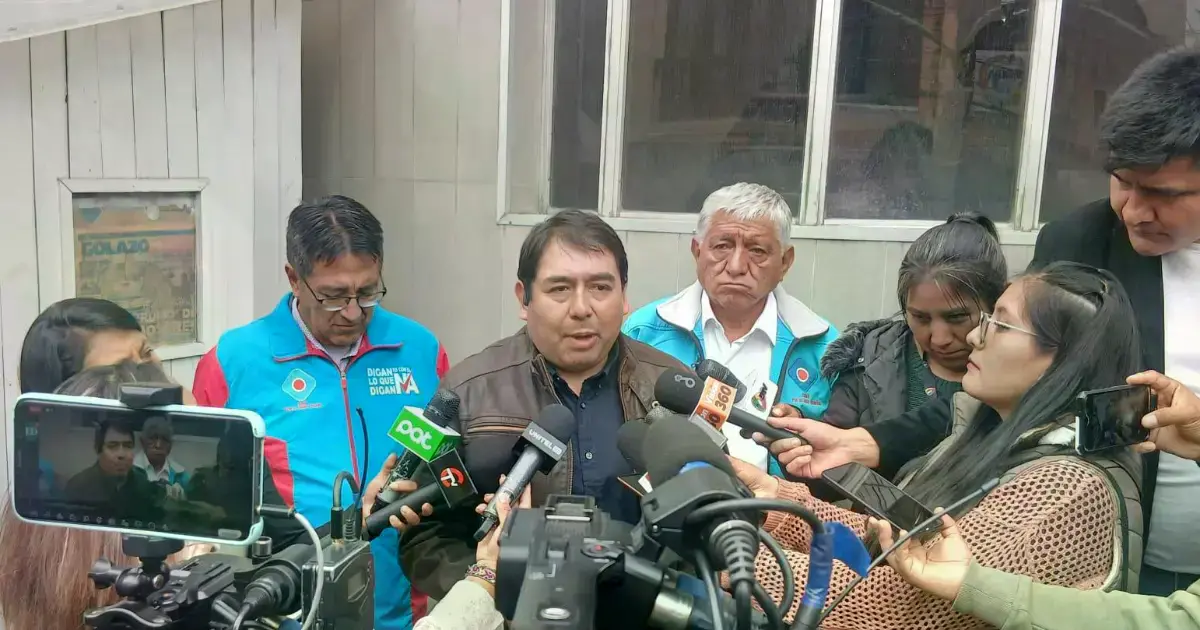 Eynar Viscarra, de Suma por el Bien Común, en conferencia de prensa.