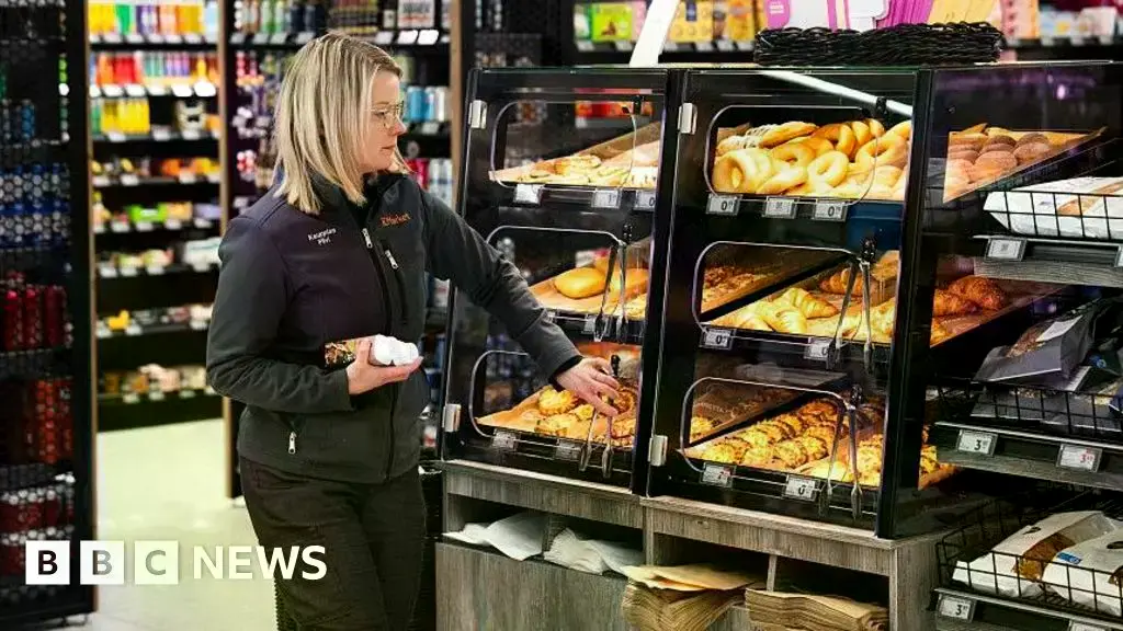 Un supermercado finlandés con estantes llenos de productos.