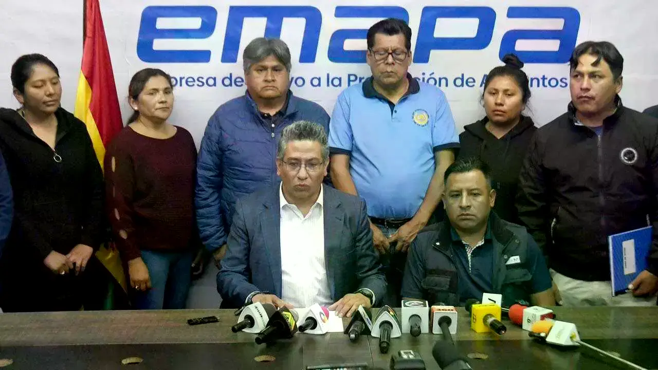 El gerente de Emapa, Sergio Siles, junto al representante de la Confederación Nacional de Panificadores de Bolivia, Ever Balt