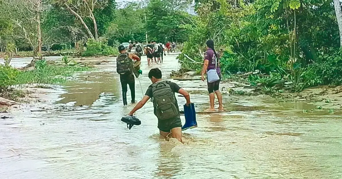 Vecinos se dan modos para salir de sus viviendas que quedaron bajo el agua