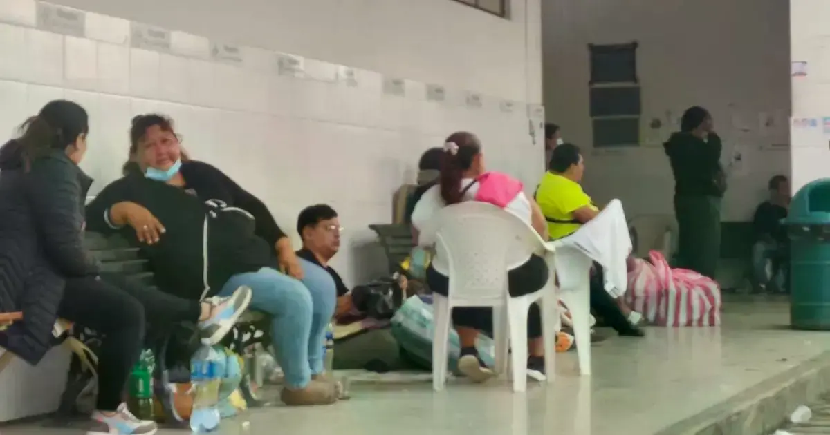 Familiares de pacientes en Emergencias del hospital San Juan de Dios