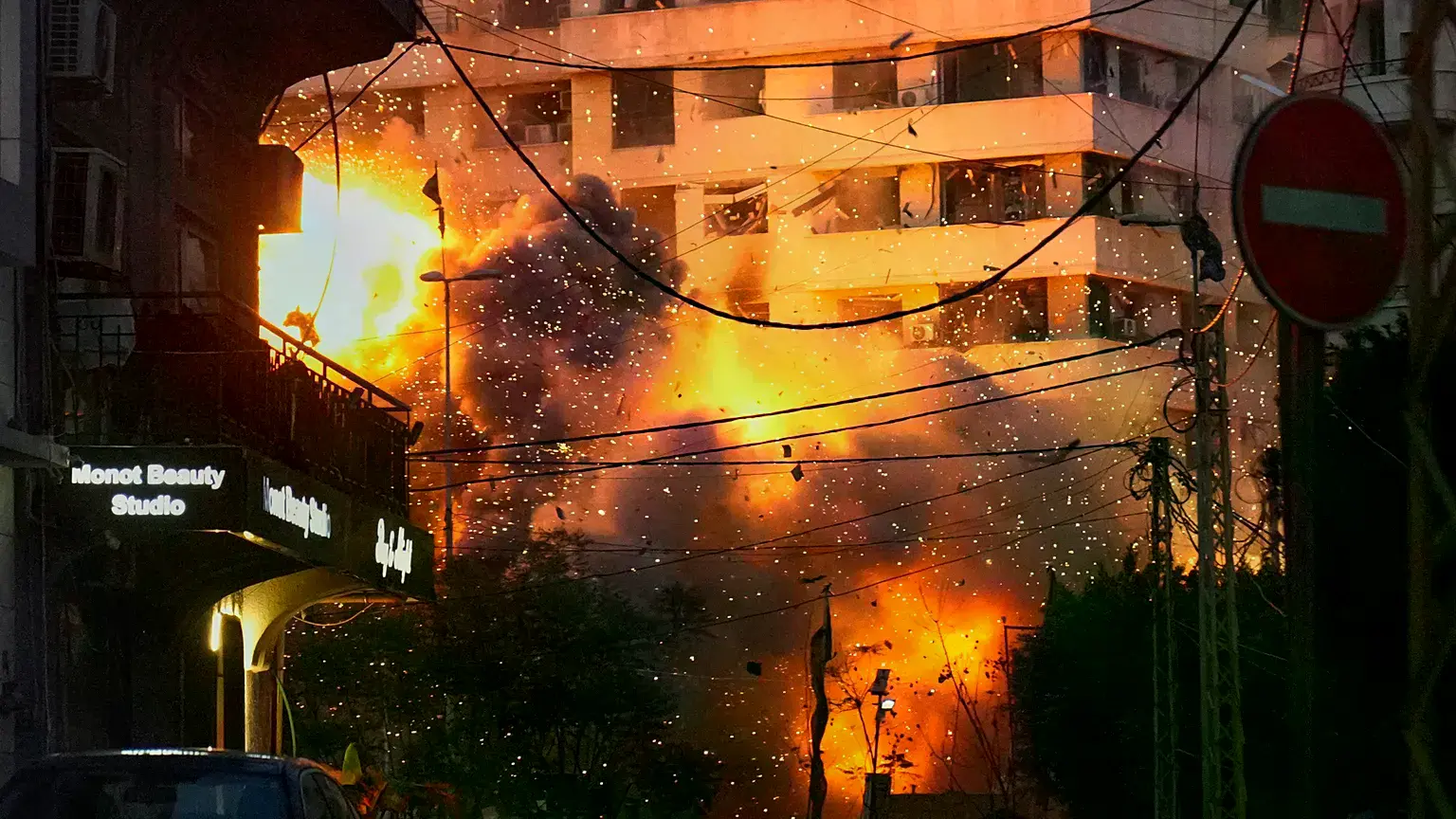 Explosión en un edificio tras un bombardeo israelí en el centro de Beirut, Líbano, 18 de marzo de 2026.