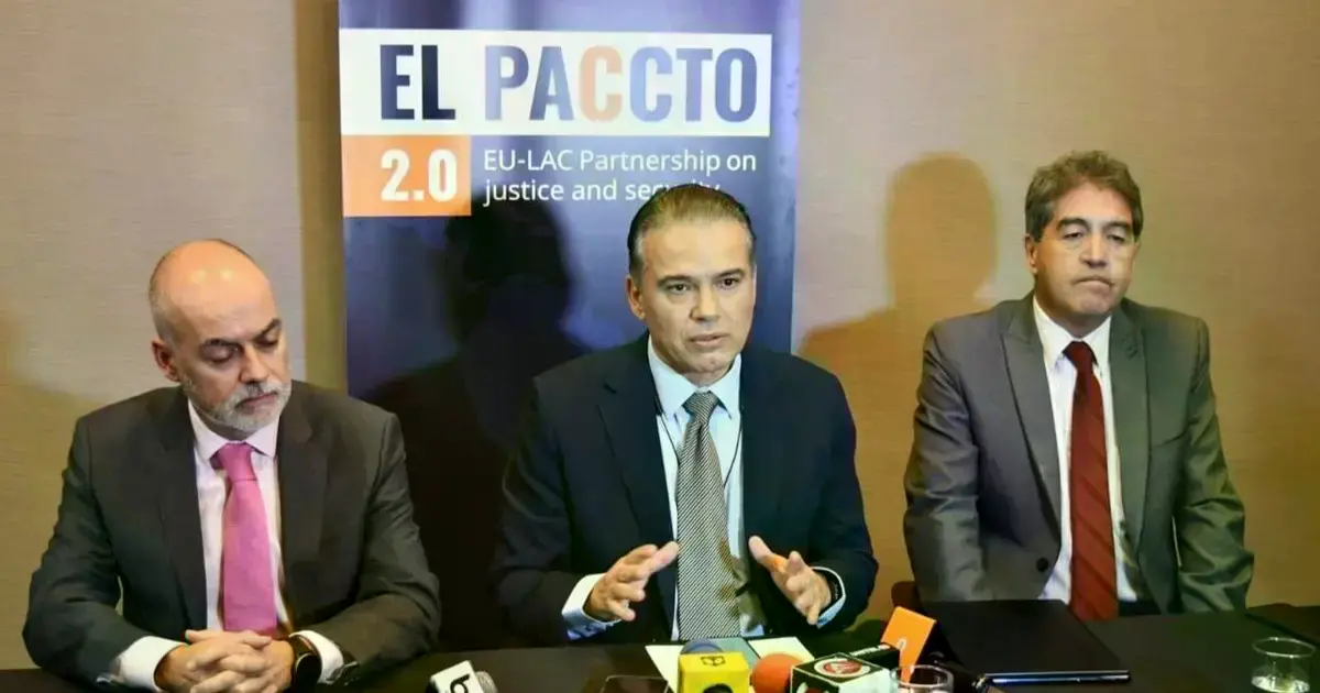 El embajador de la Unión Europea en Bolivia, Jaume Segura (izq.), con los viceministros Ernesto Justiniano y Hernán Paredes.