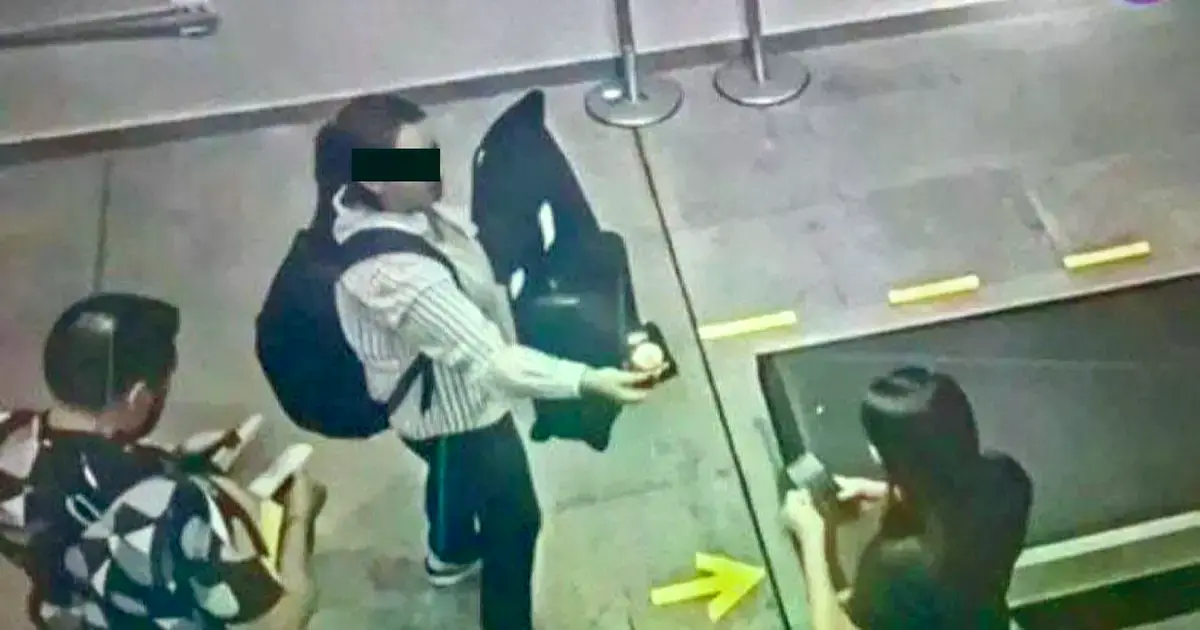 Imagen de cámaras de seguridad cuando las maletas eran retiradas del aeropuerto de Viru Viru