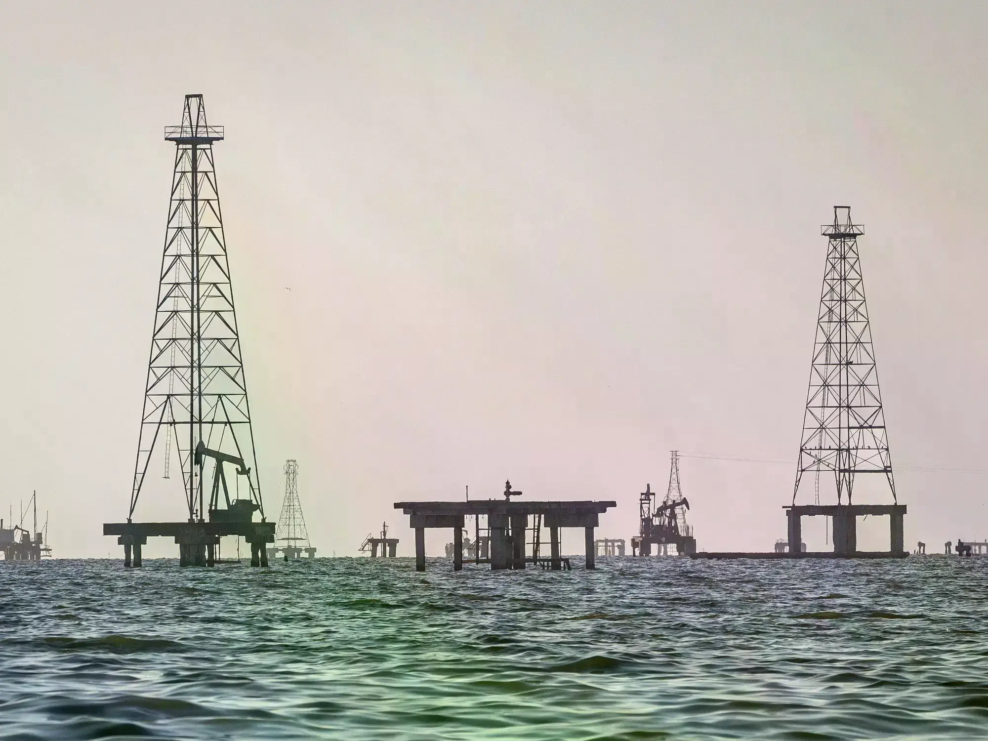 Mercados caen y petróleo sube tras nuevo ataque iraní en Kuwait