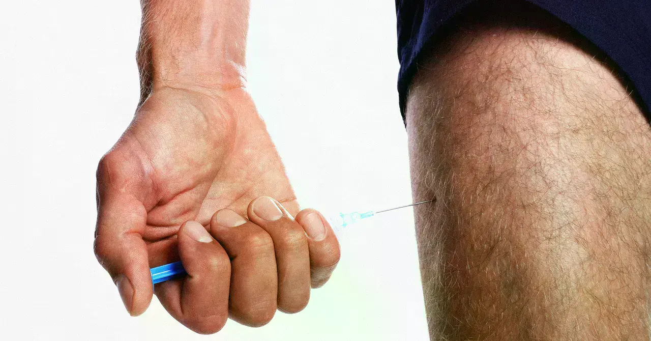 Un hombre musculado se mira en el espejo, representando la obsesión por la imagen y la testosterona.