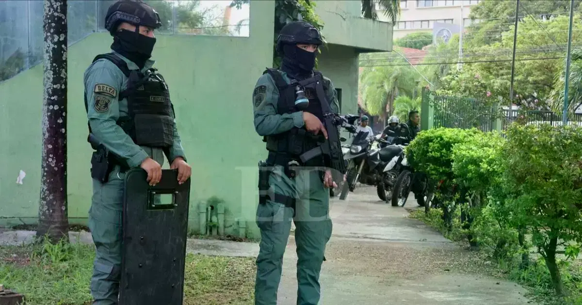 Personal policial en las instalaciones del Comando departamental de la Policía.