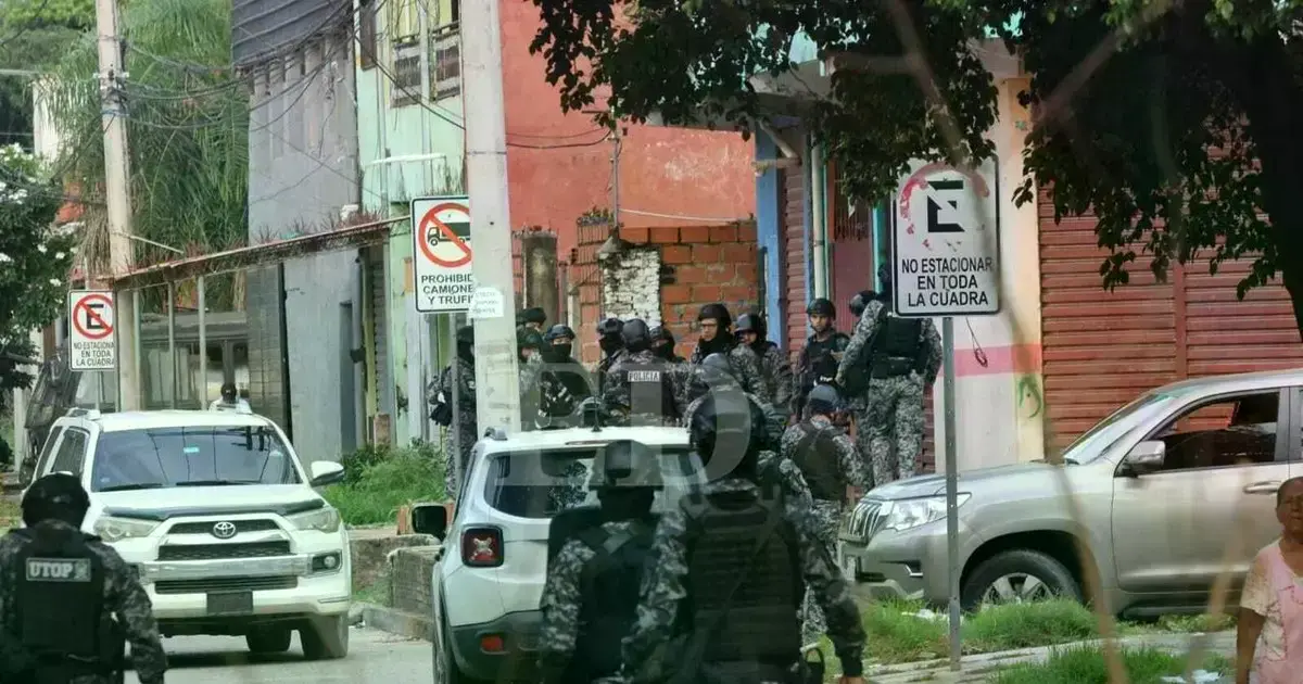 Agentes policiales movilizados por el barrio Las Palmas el día de la captura de Marset