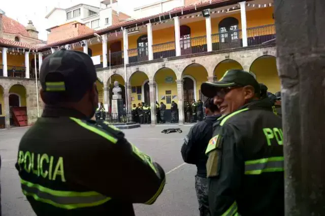 Efectivos policiales en un recinto electoral de La Paz.