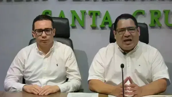 El fiscal general Roger Mariaca (derecha) y el fiscal departamental Alberto Zeballos durante el anuncio.