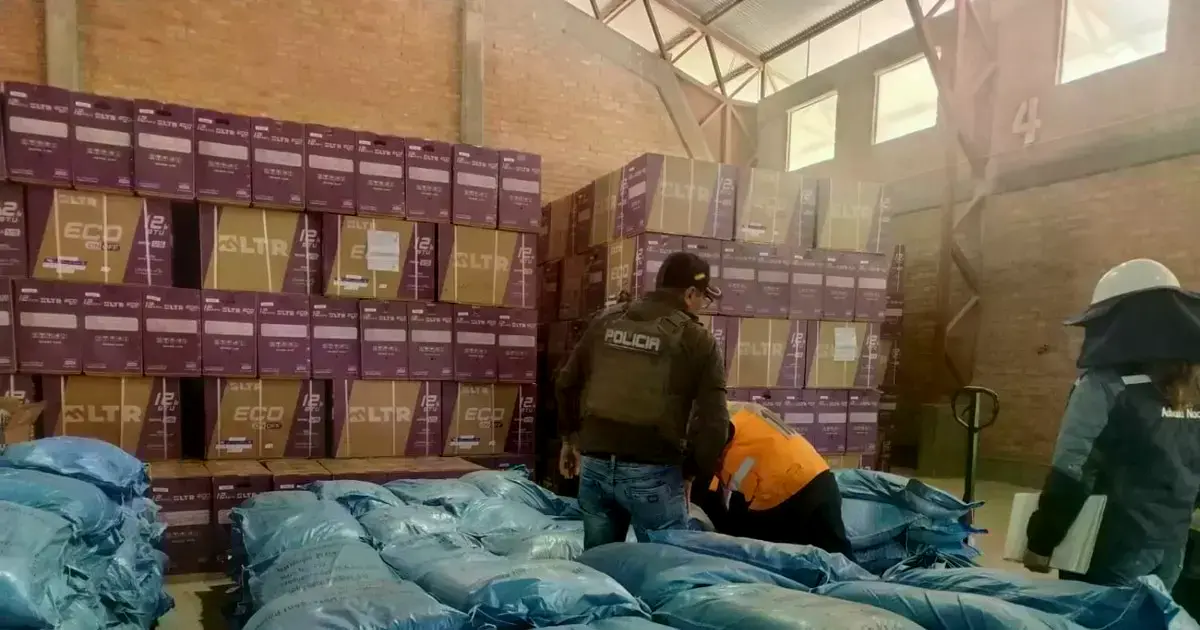 Operativo de decomiso en galpones de la Aduana Nacional.