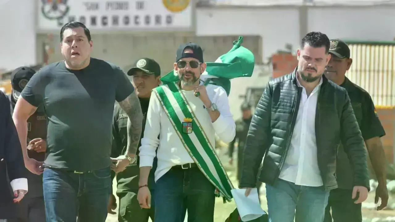 Luis Fernando Camacho sale del penal de Chonchocoro.