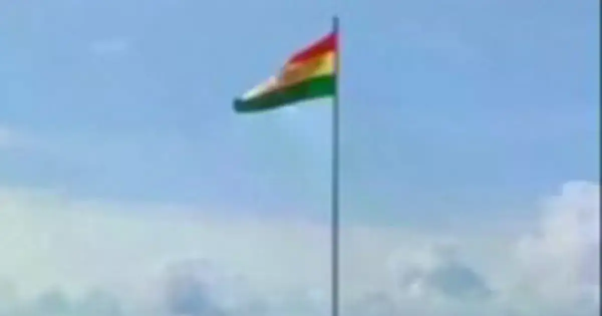 Un policía retiró la bandera con ayuda de una grúa del ejército.