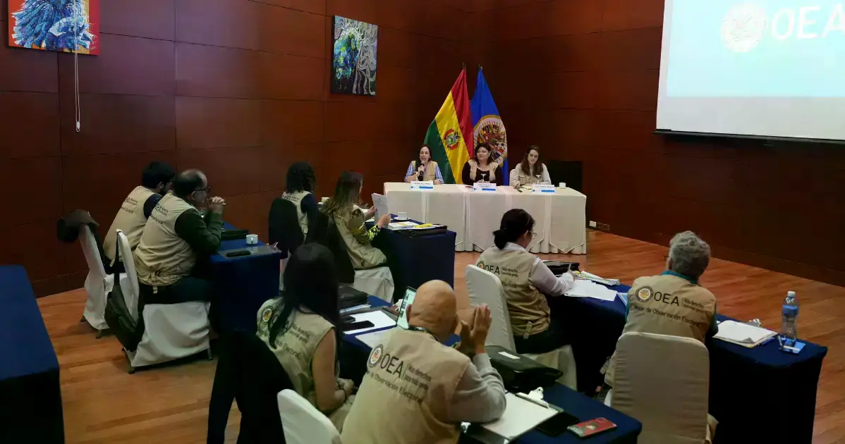 La Jefa de la Misión, Cindy Quesada Hernández, con el equipo de coordinadores regionales de la OEA en Bolivia.