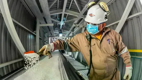 Un trabajador de la Planta de Amoniaco Urea.