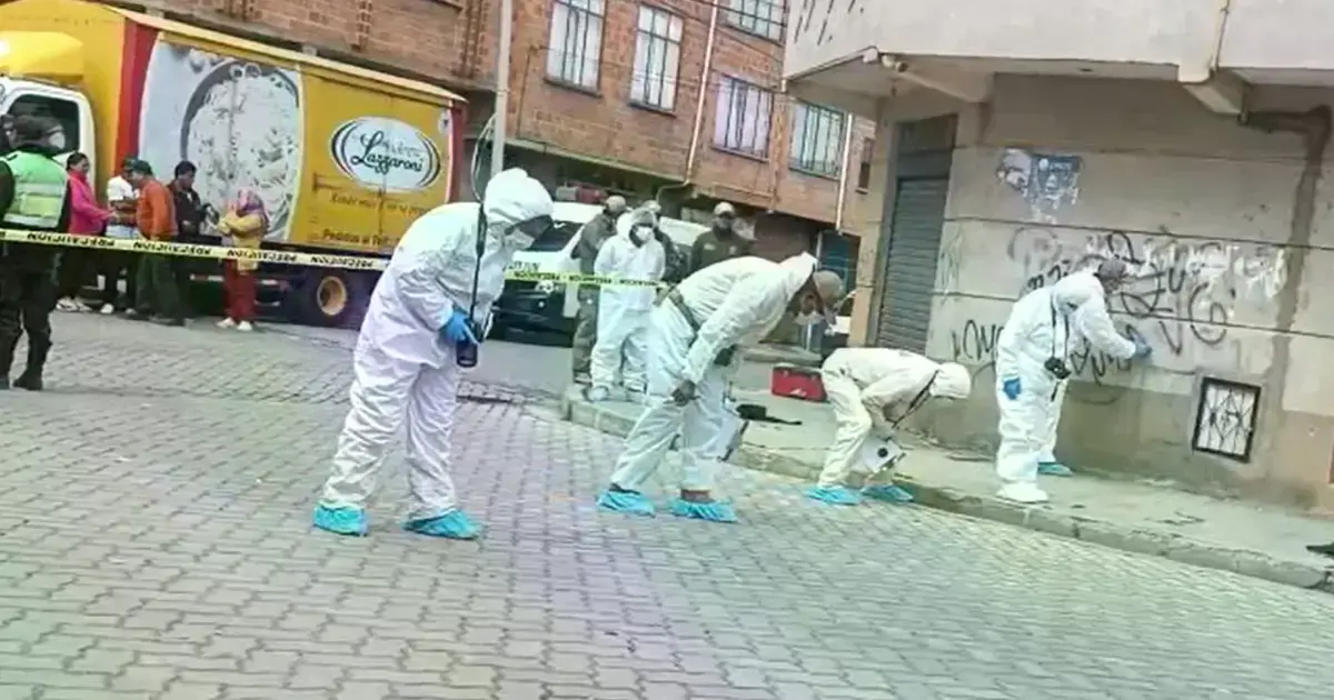 Investigadores buscan evidencias en el lugar del crimen en El Alto.