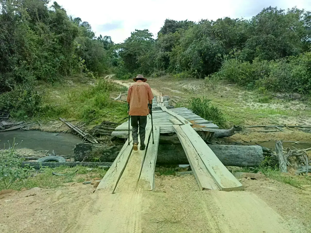 Canales secos en la cuenca del río Xingu impiden la navegación.
