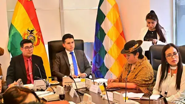 Comisión de Justicia Plural de la Cámara de Diputados analiza el proyecto de ley de Acceso a la Información y Documentación P