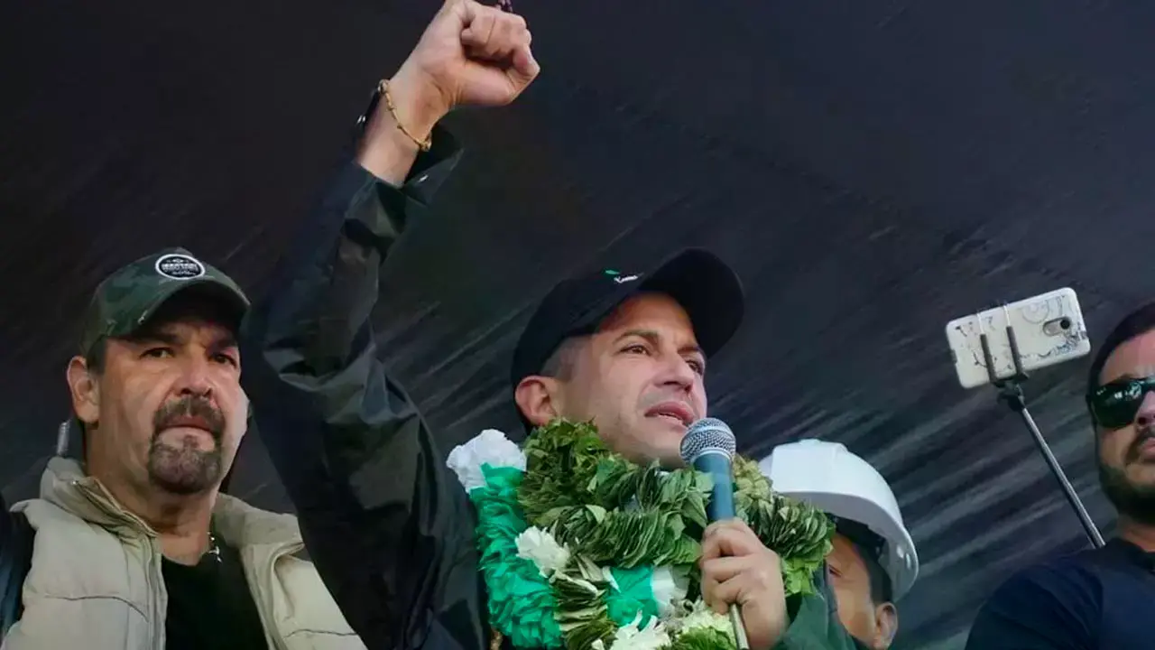 Luis Fernando Camacho durante un cabildo de cocaleros, en La Paz.