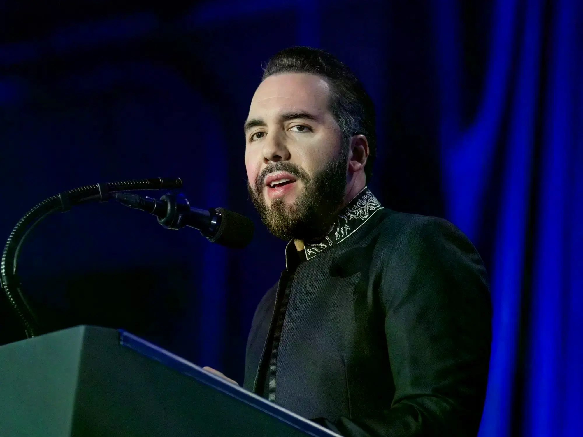 Un policía custodiando una celda en el Centro de Confinamiento del Terrorismo (Cecot), en Tecoluca.