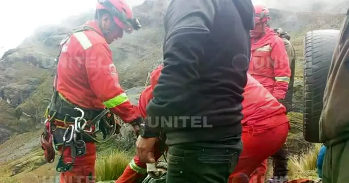 Bomberos realiza la búsqueda de los ocupantes