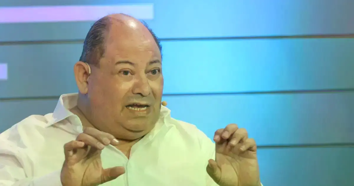 El exministro Carlos Romero en el set de EL DEBER