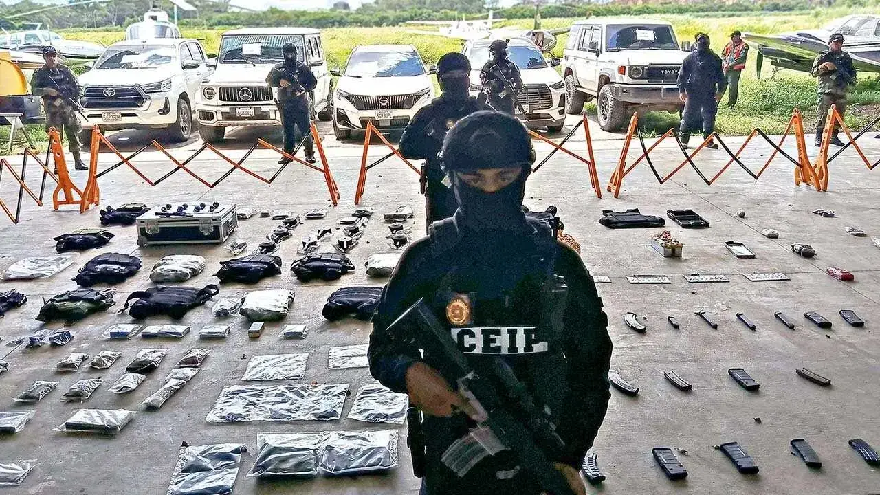 Policías resguardan los bienes y armamento incautados al grupo de Marset, tras su captura.