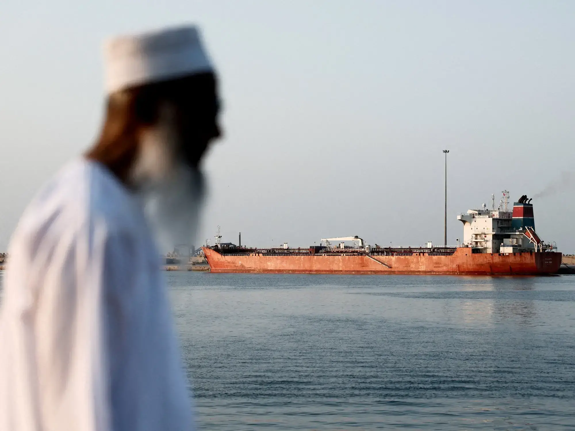 Un barco turco pasa por el estrecho de Ormuz tras obtener permiso de las autoridades iraníes.