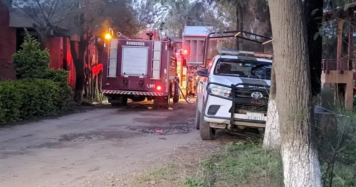 Personal de Bomberos trabaja en el lugar del incendio.