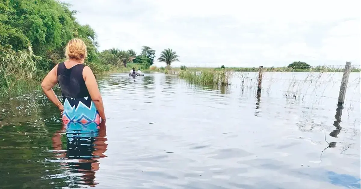 Las familias damnificadas intentan rescatar sus pertenencias en lanchas.