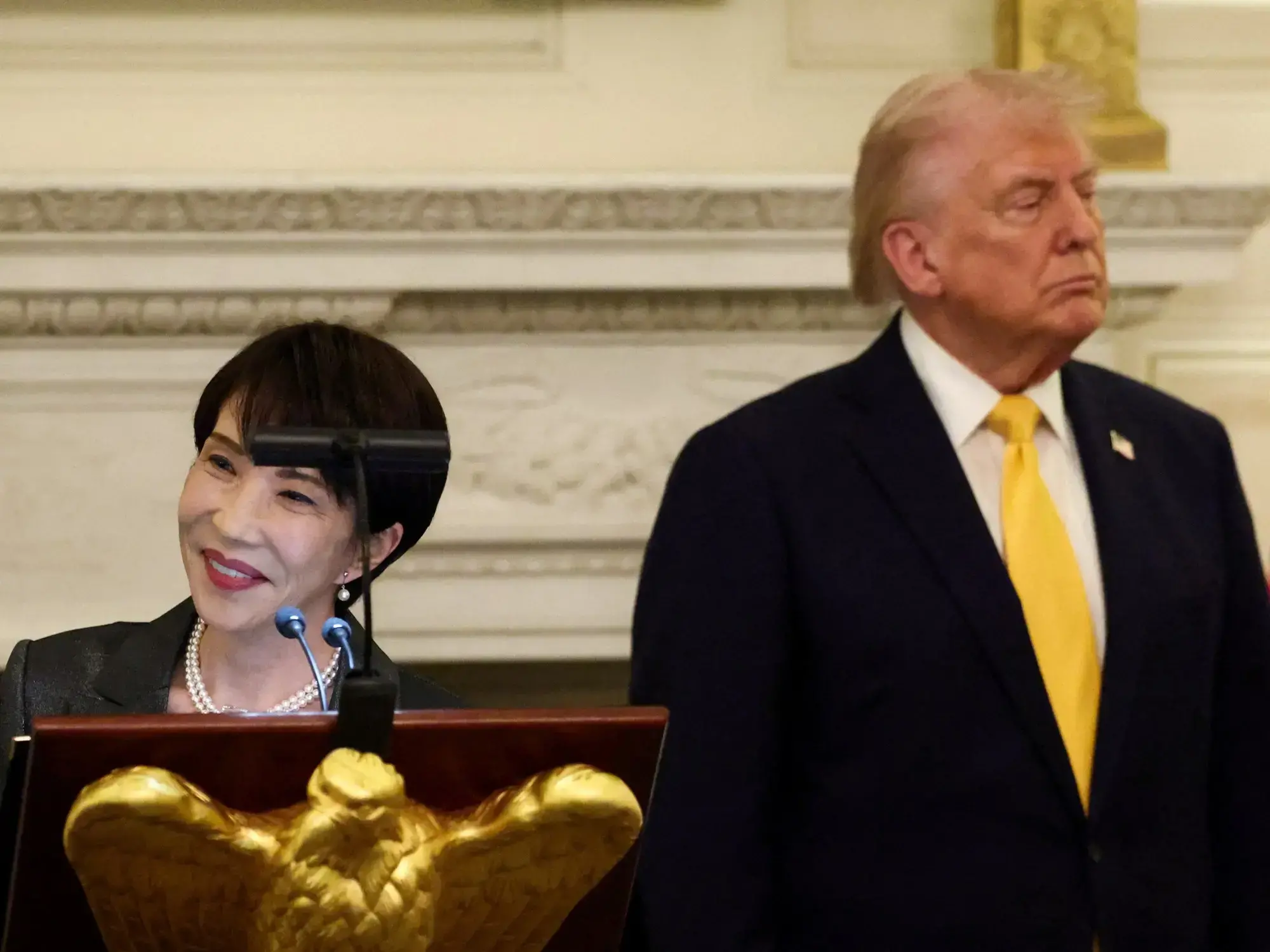 Sanae Takaichi pronuncia un discurso durante una gala en Washington.