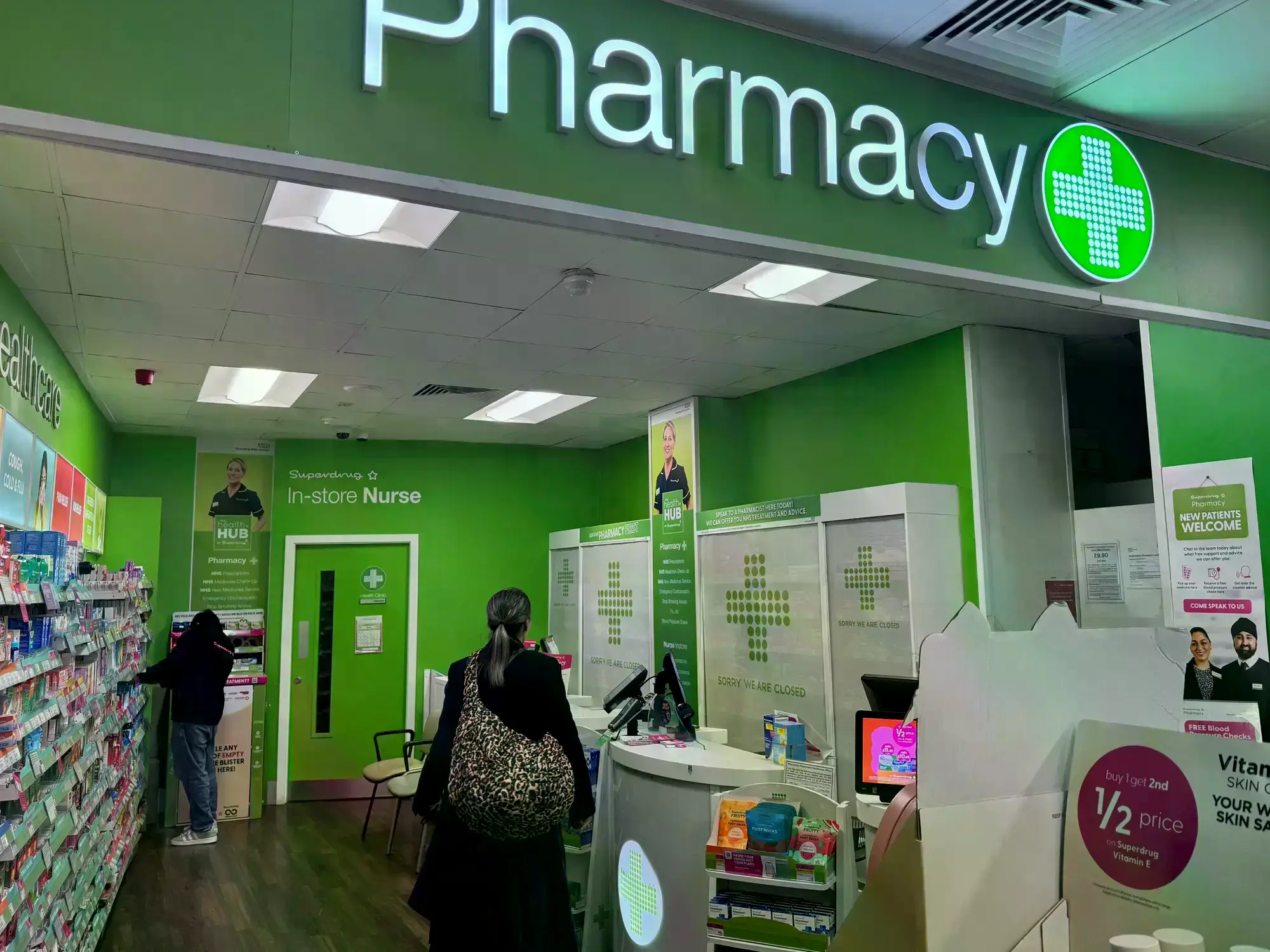 Personas hacen fila para vacunarse en Kent, Reino Unido.