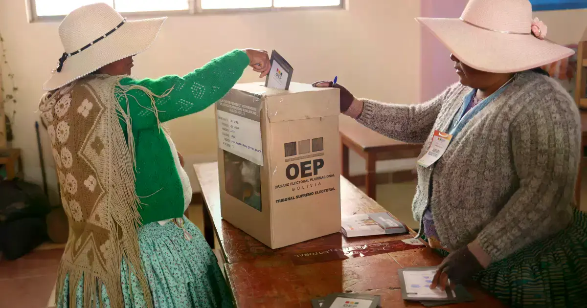 Mujeres votando en la comunidad de Laja, Bolivia.