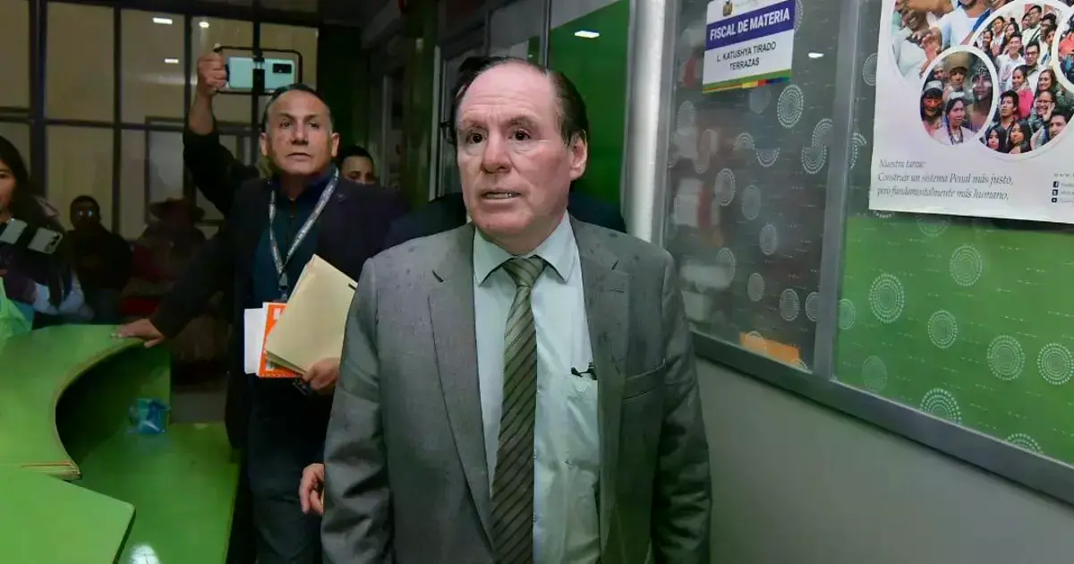 El presidente del BCB, David Espinoza, ingresando a la Fiscalía.