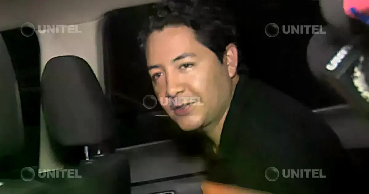 Marcelo Arce Mosqueira llega al Palacio de Justicia de Santa Cruz bajo custodia policial.