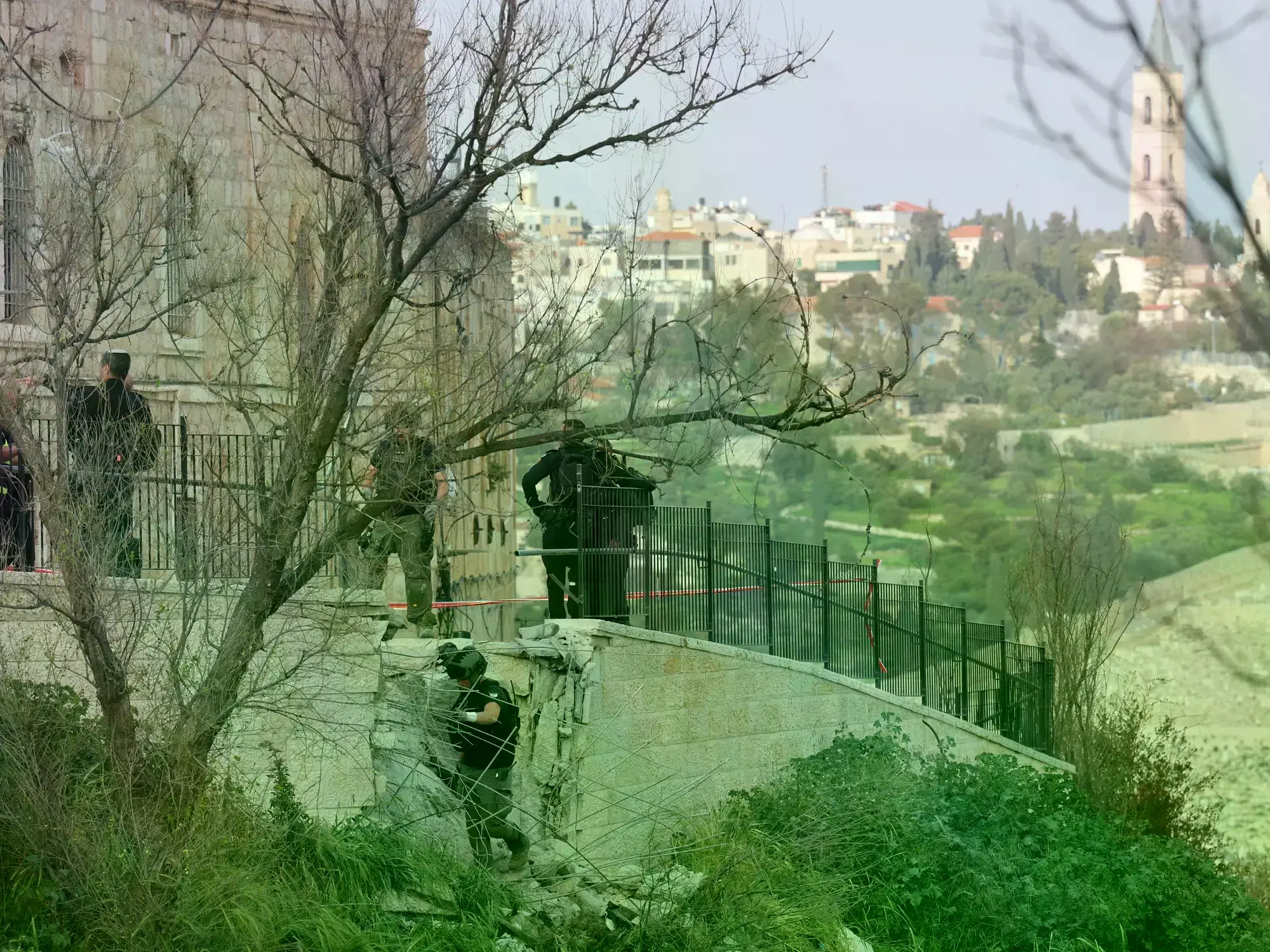 Cuerpos de seguridad inspeccionan daños en el área judía de la Ciudad Vieja de Jerusalén.