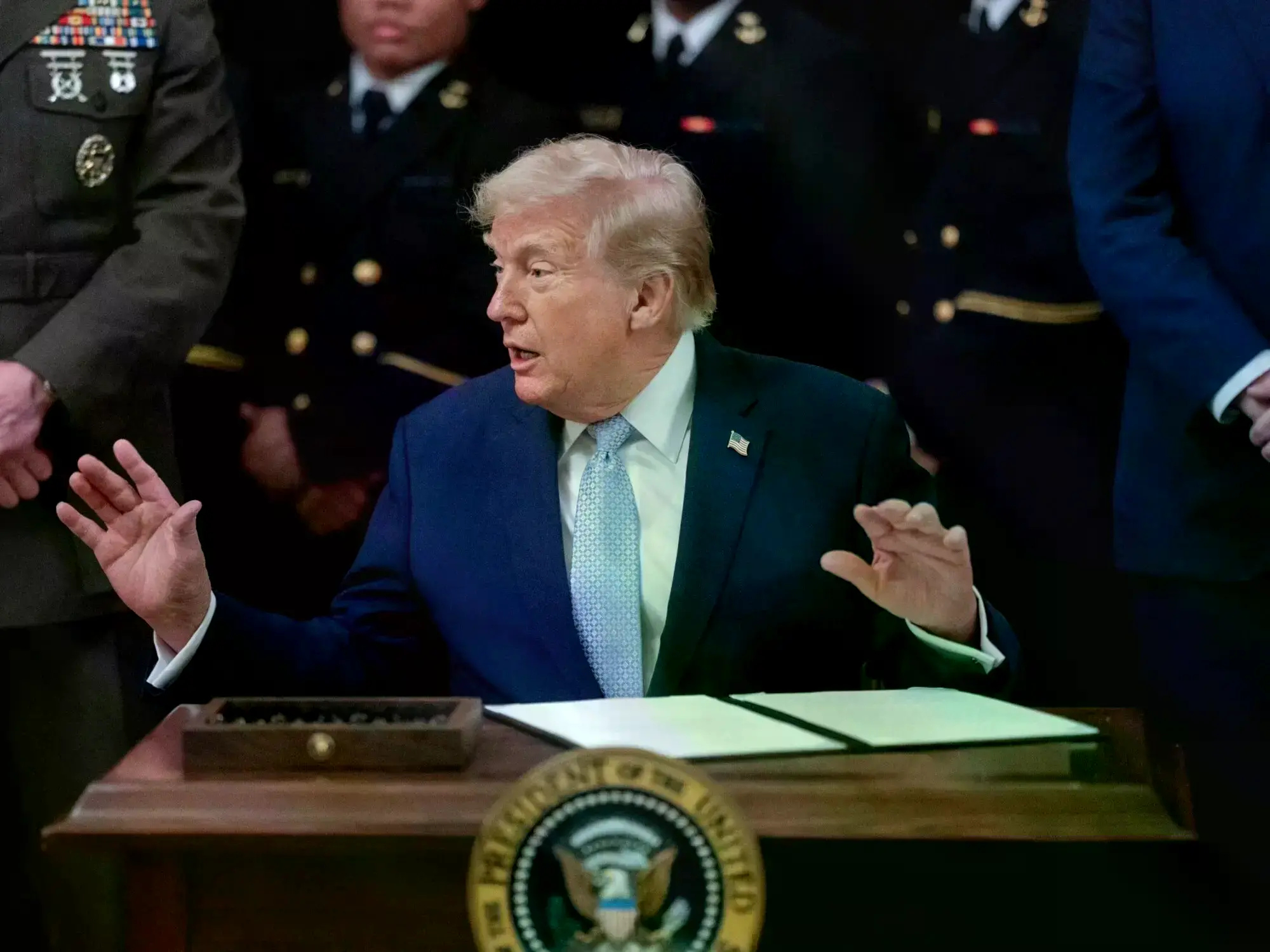 El presidente norteamericano Donald Trump con militares en la Casa Blanca.
