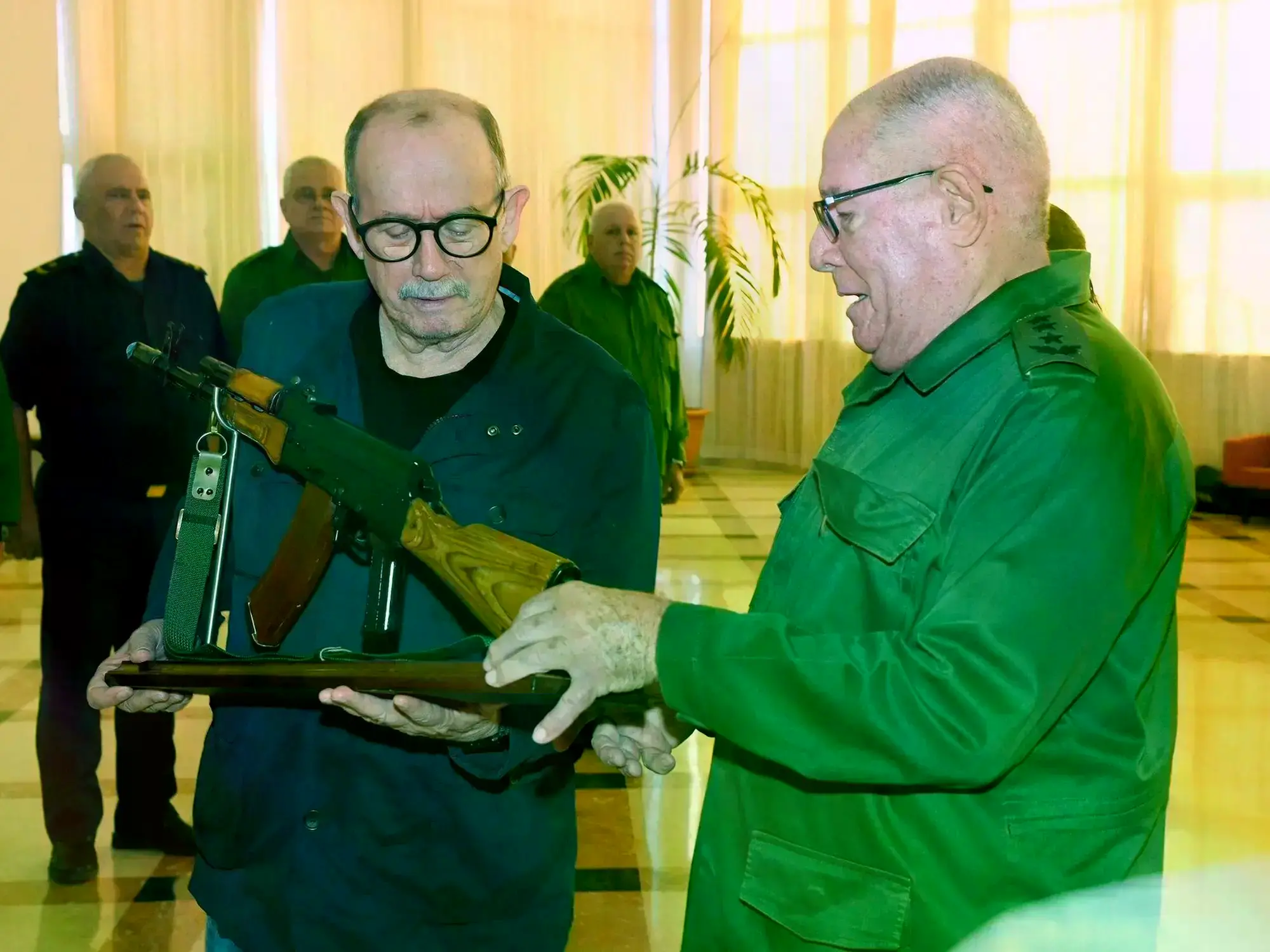 El Gobierno de Cuba le entregó a Silvio Rodríguez una réplica de fusil.