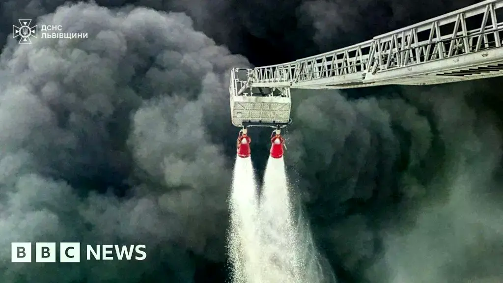 Humo sobre la terminal petrolífera de Brody tras un bombardeo ruso.