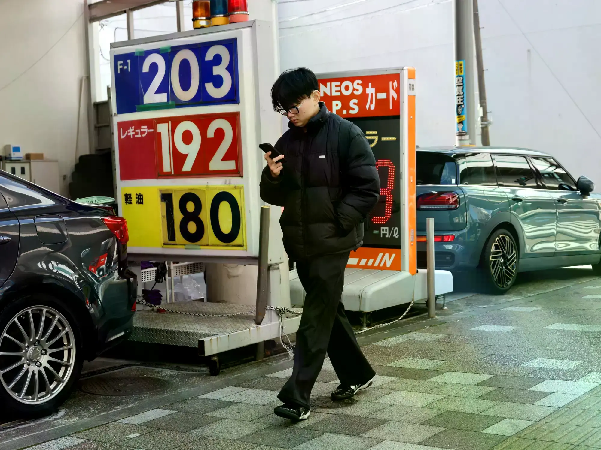 Un buque petrolero lleva crudo desde Arabia Saudita hacia India a través del estrecho de Ormuz.