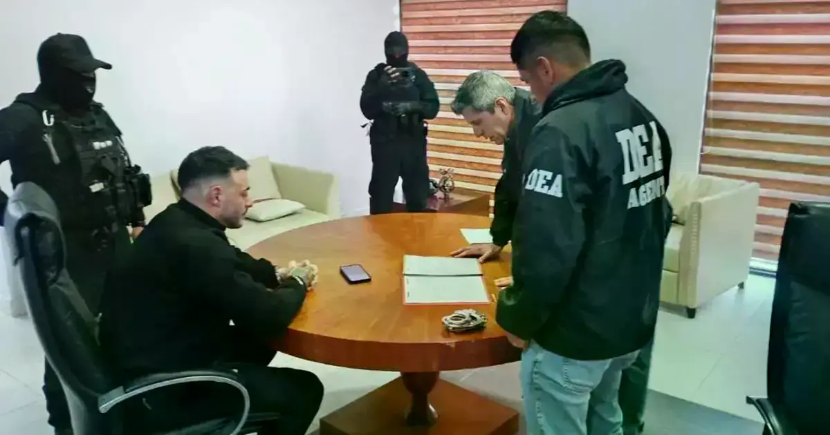 Sebastián Marset bajo custodia policial en una audiencia judicial.