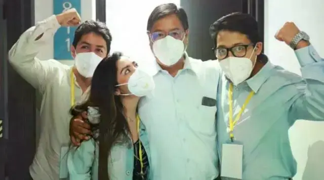 El expresidente Luis Arce en medio de sus hijos.