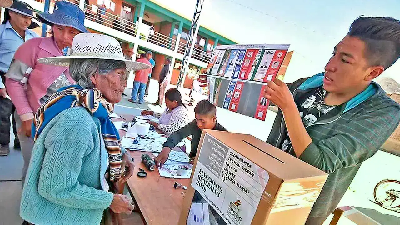 Una mujer vota en las pasadas elecciones subnacionales.
