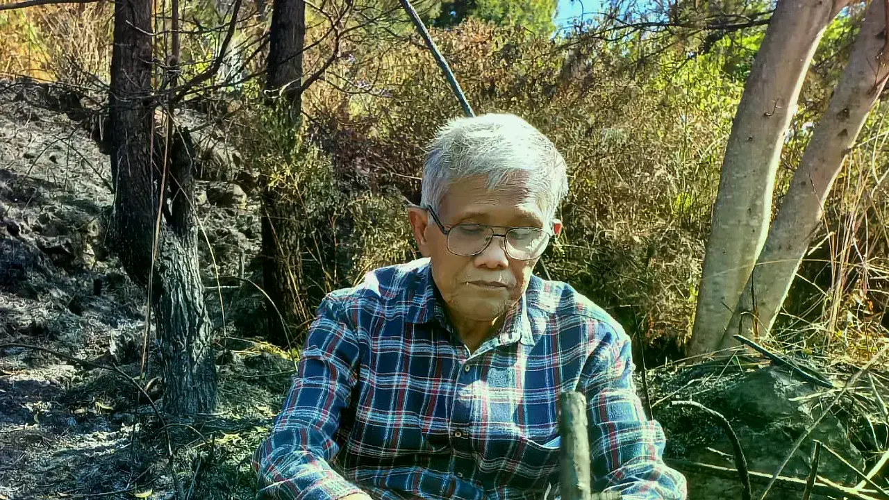 Wilmar Simandjorang en su terreno de conservación, quemado en 2025.