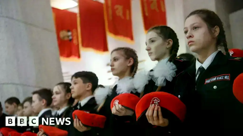 Nina, una madre de Moscú, intenta proteger a su hija de las actividades patrióticas escolares.