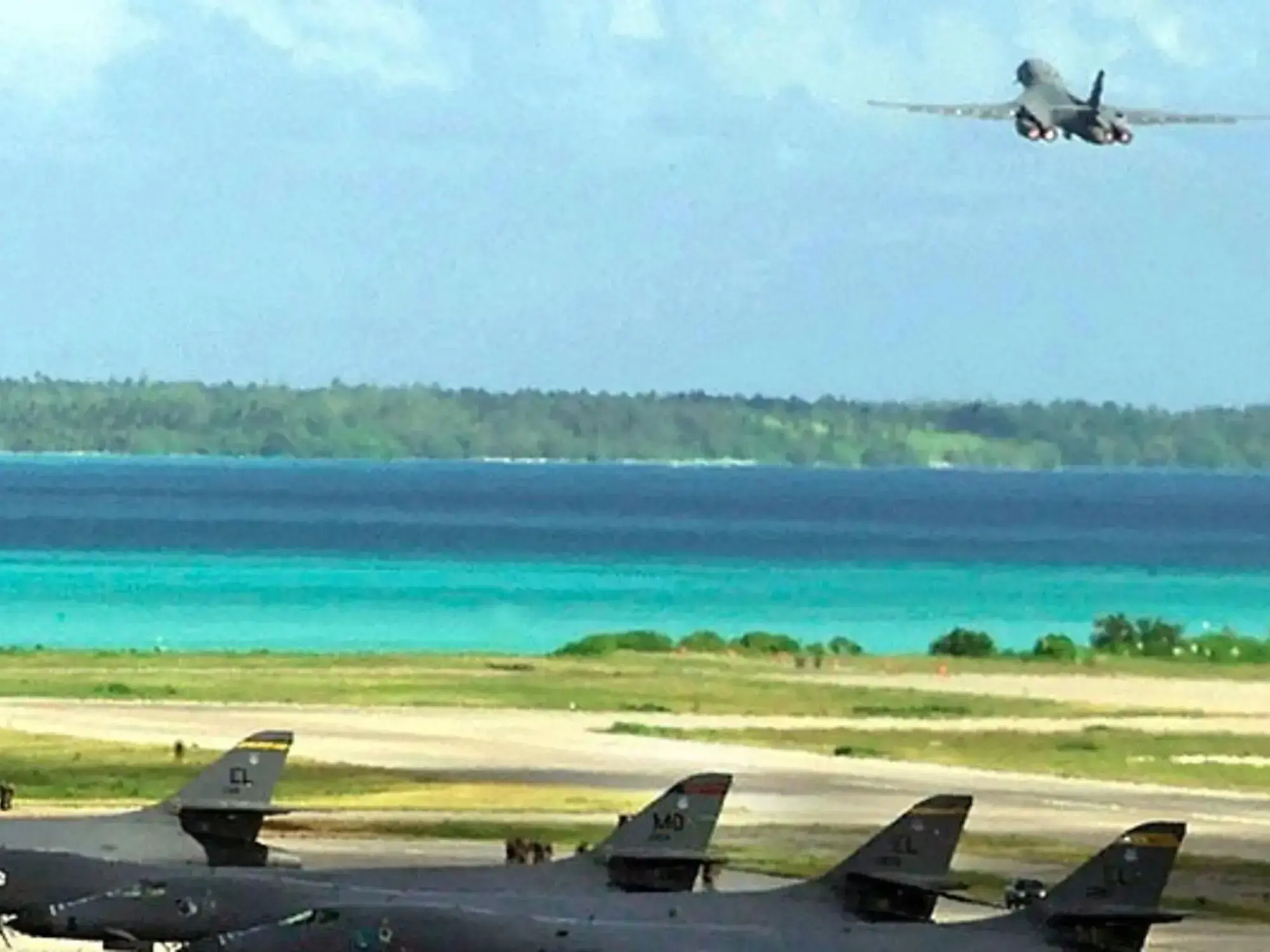 Un avión militar de EE.UU. despega de la Isla Diego García, ubicada en el medio del Océano Índico.