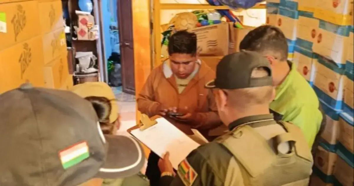 La policía levanta registro de los productos incautados.