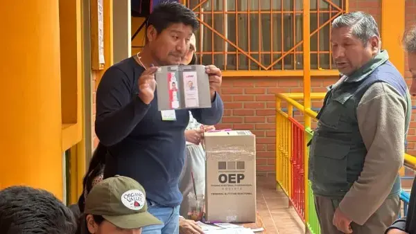 Un jurado electoral muestra una papeleta de sufragio.