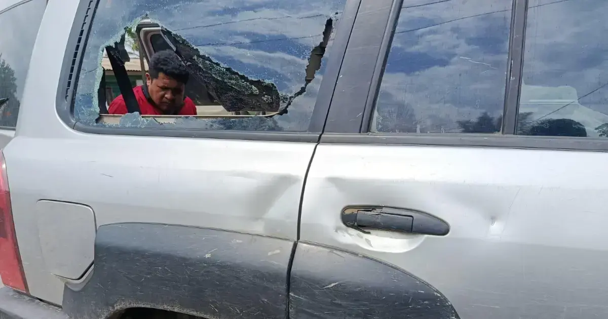 Vehículo policial dañado tras la emboscada en Villa Tunari.