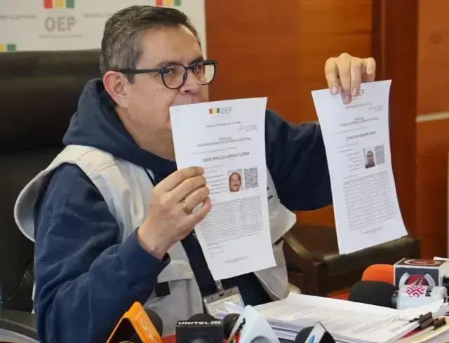 El secretario de Cámara del TSE, Fernando Arteaga, en conferencia de prensa.